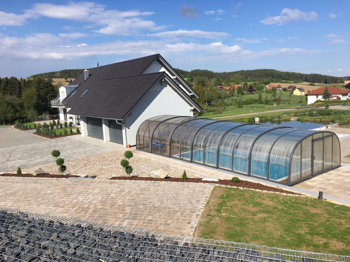 Landhaus Ferienwohnungen Mit Pool Und Wellness Neukirchen-Balbini Eksteriør billede