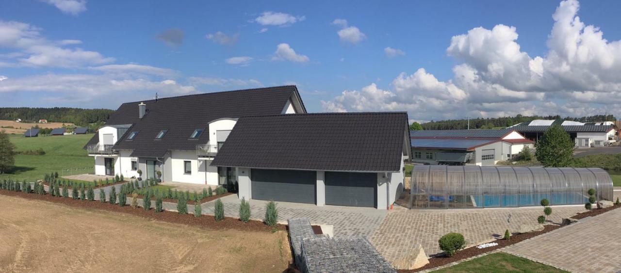 Landhaus Ferienwohnungen Mit Pool Und Wellness Neukirchen-Balbini Eksteriør billede