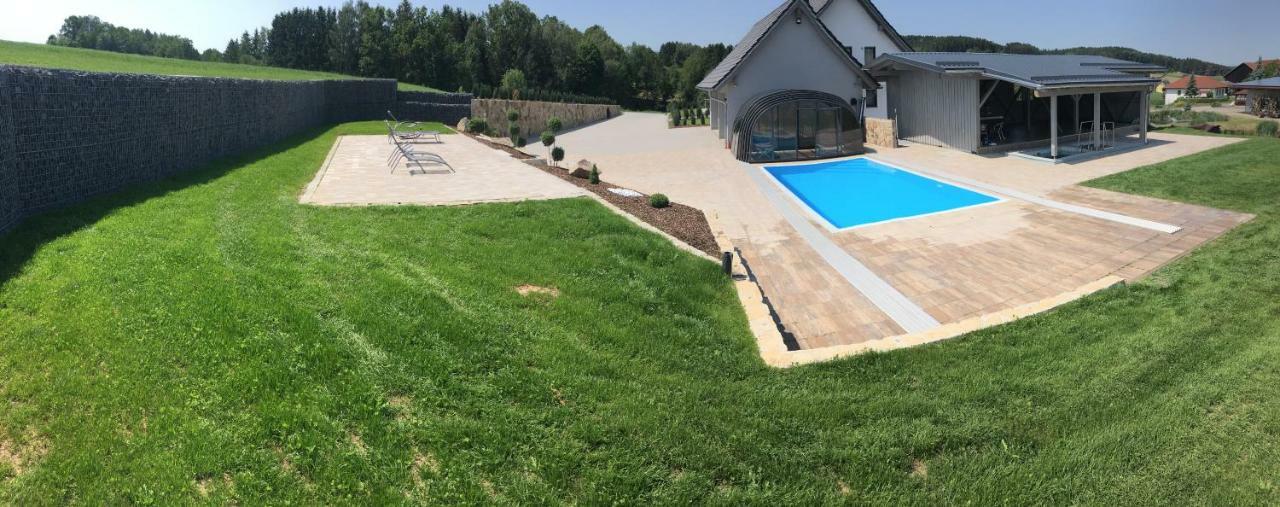 Landhaus Ferienwohnungen Mit Pool Und Wellness Neukirchen-Balbini Eksteriør billede
