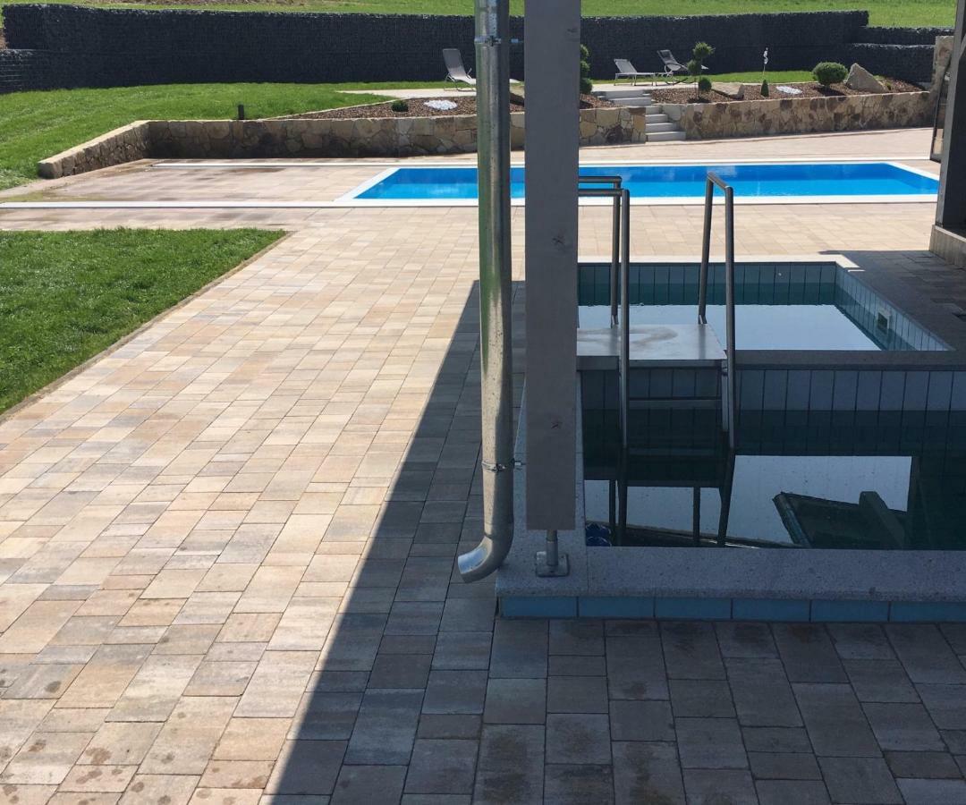 Landhaus Ferienwohnungen Mit Pool Und Wellness Neukirchen-Balbini Eksteriør billede